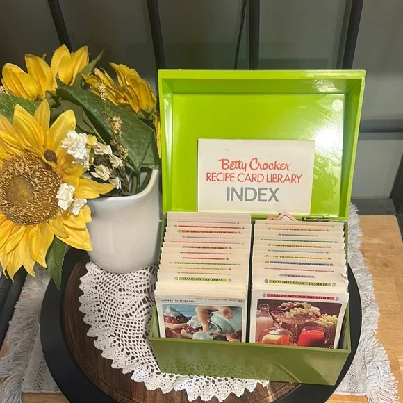 Vintage 1971 Betty Crocker Recipe Card Library in Green Box with Index - Picture 2 of 7